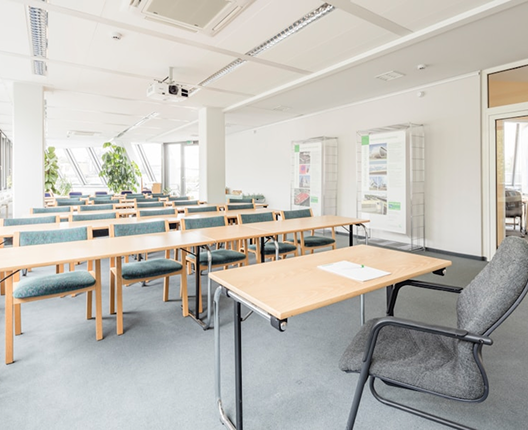 Aula presencial con mesas y sillas