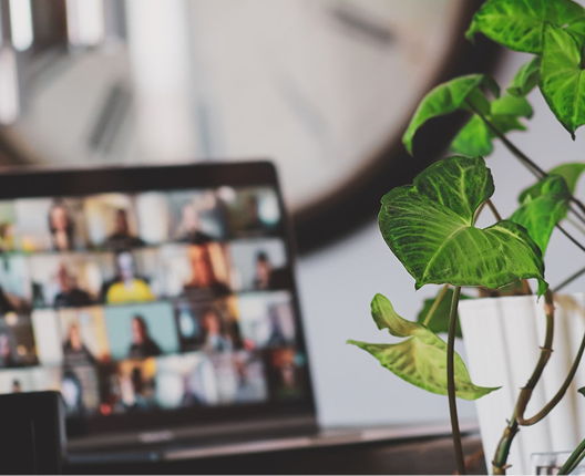 Laptop con videollamada en pantalla